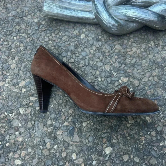 Stuart Weitzman Walnut Brown Suede Stacked Heel Pumps Bow Buckle Size 9.5 - Picture 7 of 11
